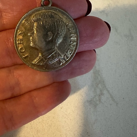 Vintage John F Kennedy JFK Silver Tone Famous Speech Medallion Pendant - Picture 3 of 6